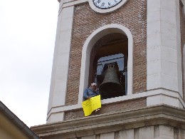 * Nella foto: la protesta del giovane salito sul campanile della cattedrale*