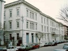 *Nella foto: il liceo Mancini*