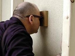 Spiava le donne nei bagni pubblici, denunciato guardone 41enne ... Spiava le donne nei bagni pubblici, denunciato guardone 41enne ...