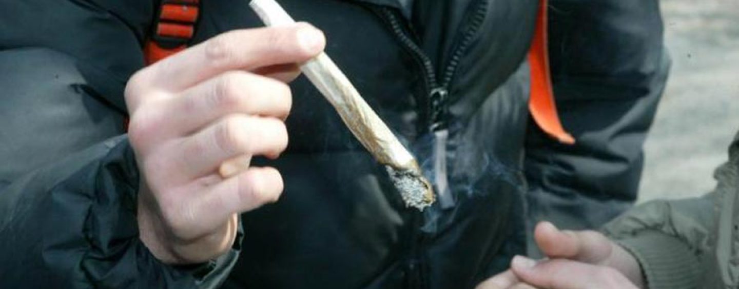 Hashish e marijuana per rendere più piacevole la serata: beccati due giovani al Corso