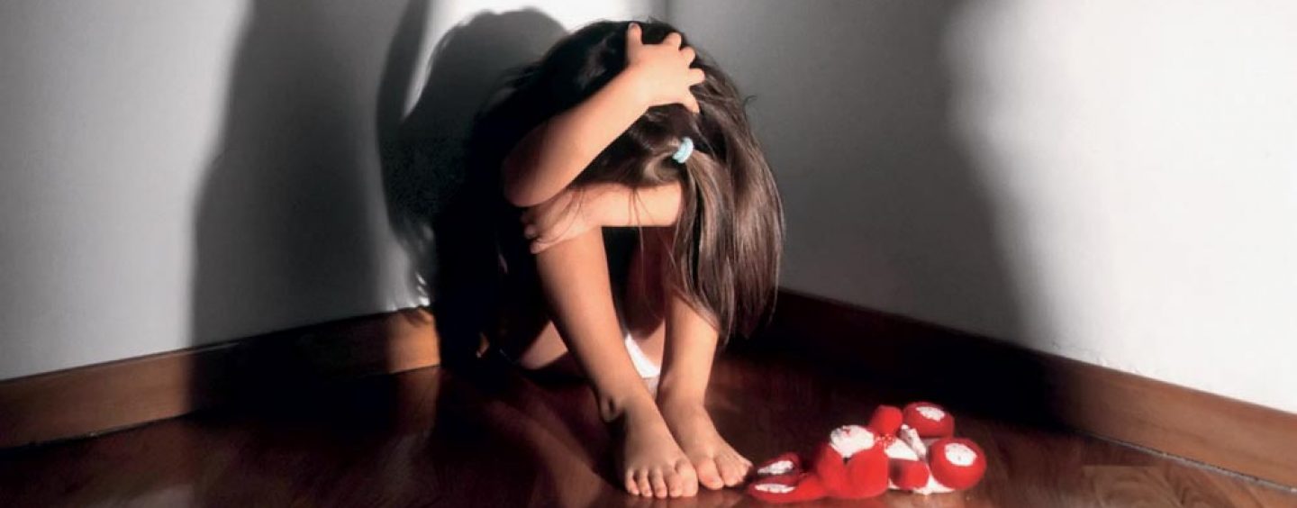 Hanno abusato della figlia per oltre un anno: l’orrore subito da una bambina di 10 anni