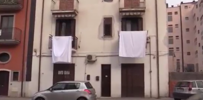 “Inaccettabile l’atteggiamento di don Emilio Carbone su accoglienza migranti”