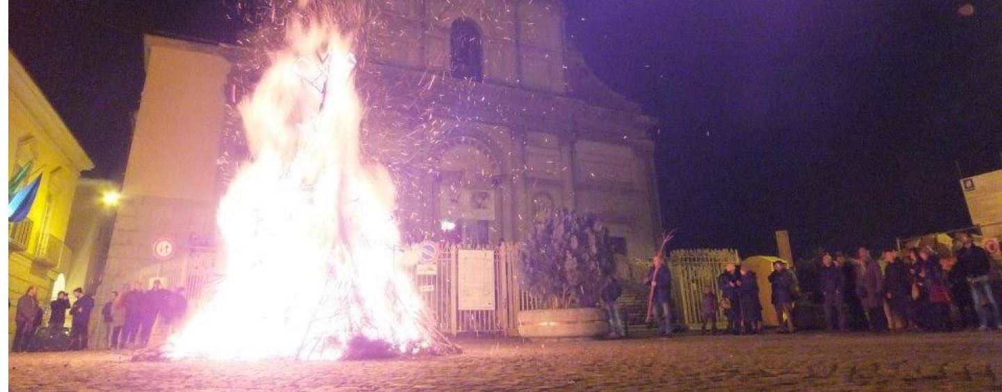 Torna il falò di San Modestino, tarantella e enogastronomia nel cuore antico di Avellino