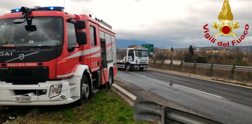 Incidente sull’Av-Sa, finiscono incastrati sotto il guard rail: illesi due ragazzi