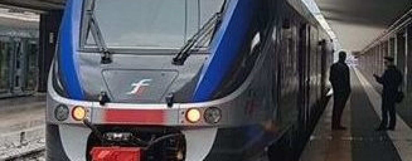Impedisce la partenza di un treno, denunciato per interruzione di pubblico servizio