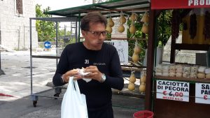 Walter Novellino si rifocilla dopo la scalata di Montevergine
