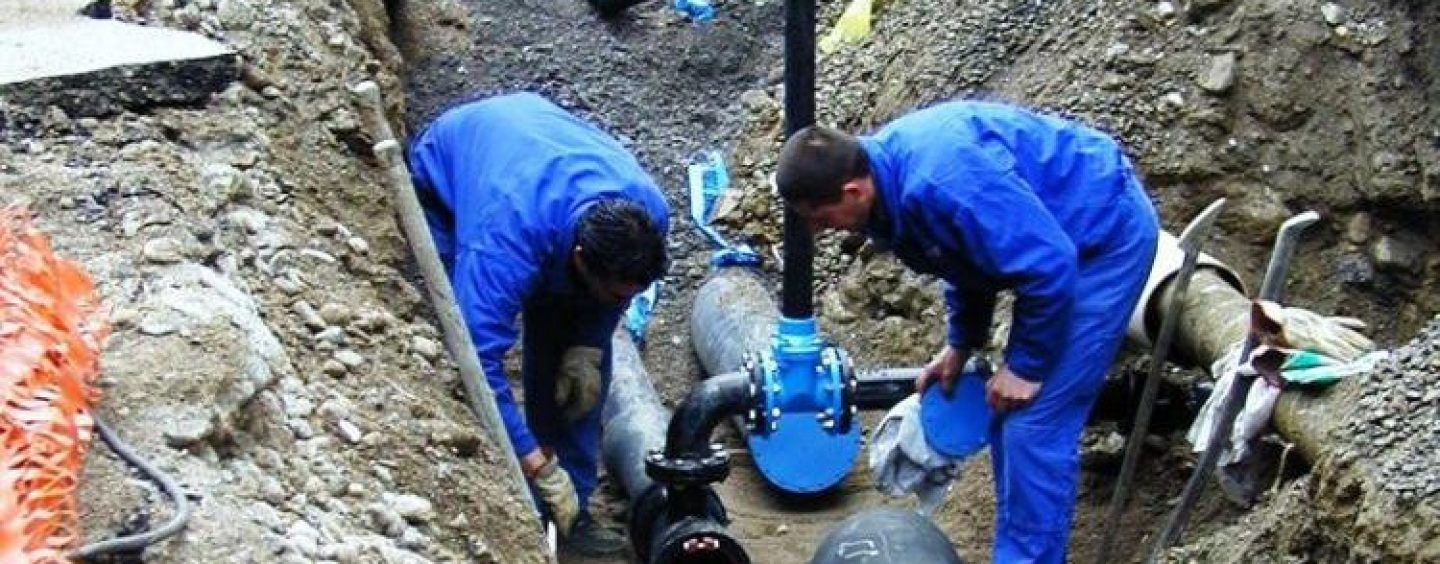 Condotta rotta, ecco i comuni rimasti senz’acqua. Tecnici dell’Alto Calore al lavoro