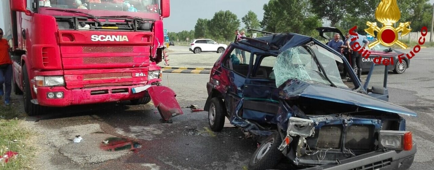 FOTO/ Resta incastrato nell’abitacolo, liberato dai vigili del fuoco dopo incidente con autoarticolato