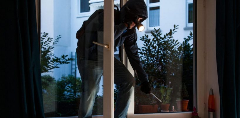 Entrano in casa e legano un giovane alla sedia, bottino magro per i malviventi