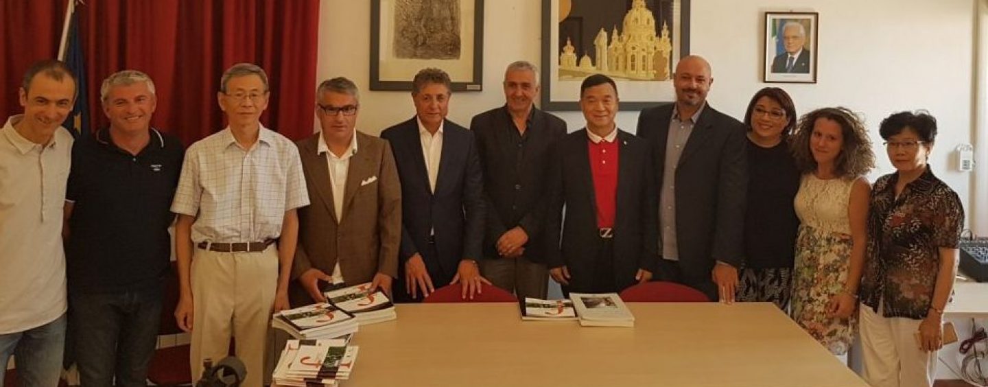 Massimo Pugliese con il Senatore Zhu Yuhua e la delegazione cinese presso il Palazzo De Leo
