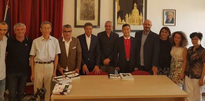 Massimo Pugliese con il Senatore Zhu Yuhua e la delegazione cinese presso il Palazzo De Leo