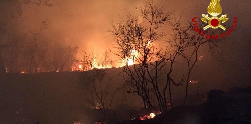 Incendi, Irpinia al girarrosto. Caschi rossi impegnati anche in “trasferta”