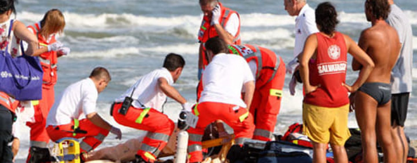 Annega nel mare di Paestum per salvare due giovani, vittima un’operatrice sociale di 34 anni