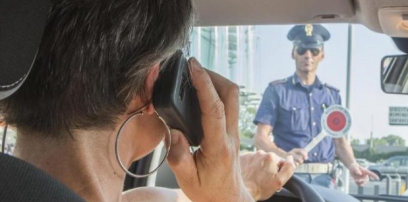 Ritiro della patente per chi usa il cellulare, la Polstrada: “E’ la principale causa di incidenti stradali”