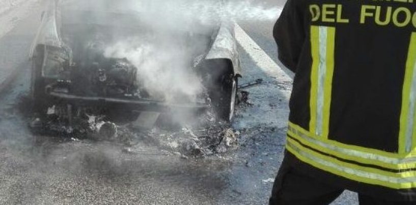 Paura nella notte, in fiamme l’auto di un sacerdote