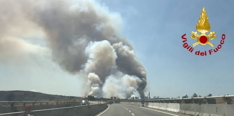 Fiamme ai lati dell’autostrada, traffico in tilt sulla Av-Sa