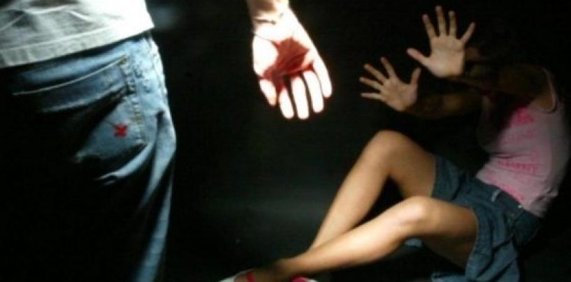 Abusa sessualmente della figliastra: arrestato