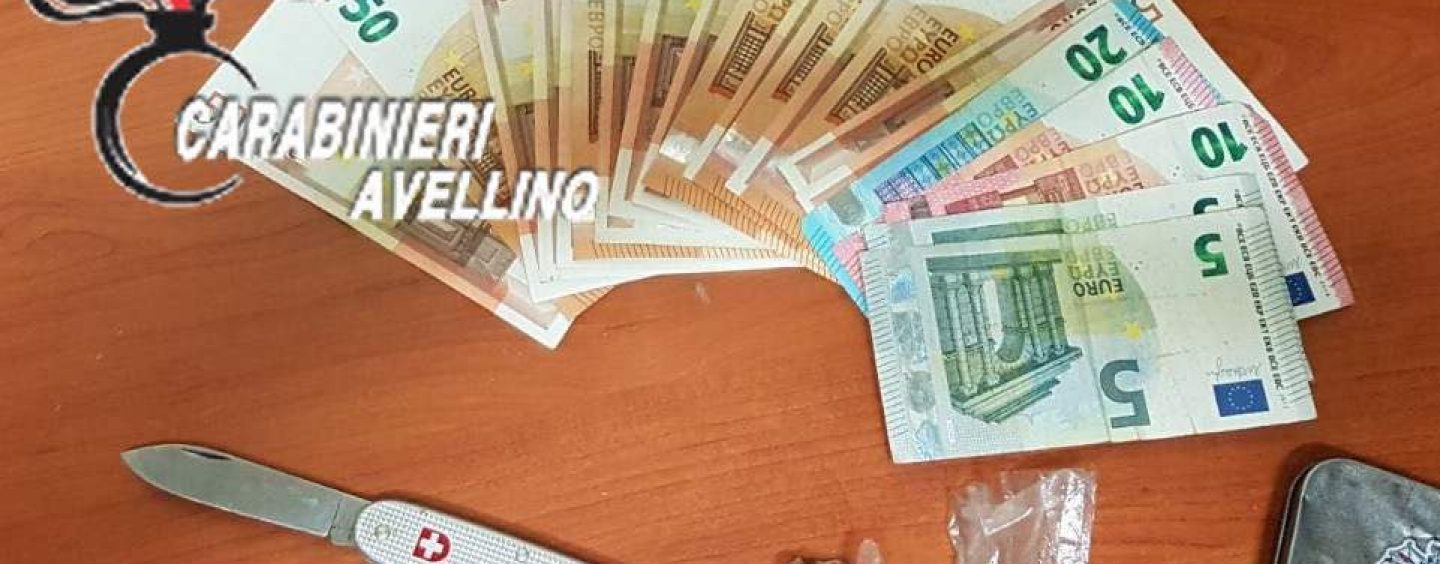 Infastidisce i clienti di un bar, alla vista dei Carabinieri scappa e poi li aggredisce: pusher in manette