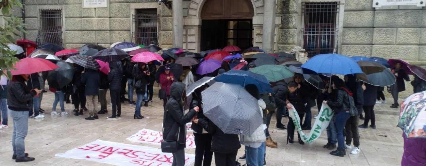 FOTO/ Mosaico di ombrelli a Palazzo Caracciolo, in massa per il diritto allo studio