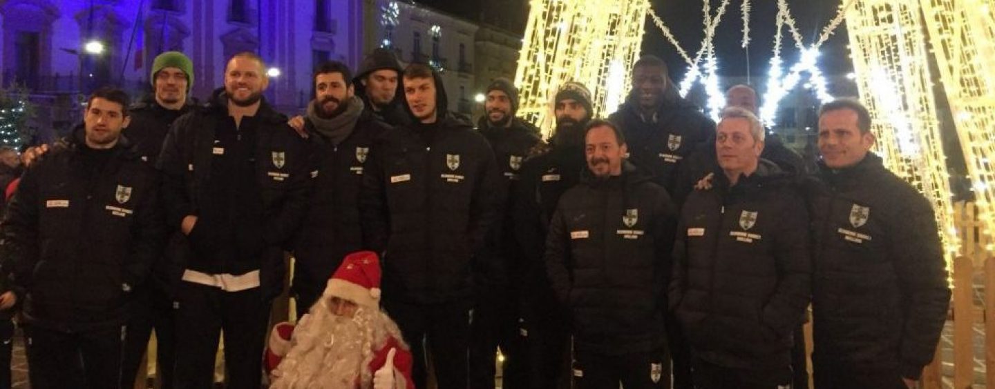 FOTO/ Si accende il Natale ad Avellino, Comune e Scandone per l’albero in Piazza Libertà