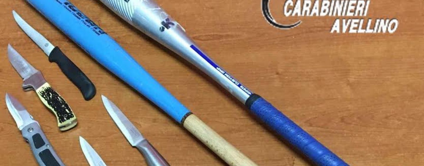 Sorpreso con cinque coltelli e due mazze da baseball nel bagagliaio di un’auto di lusso