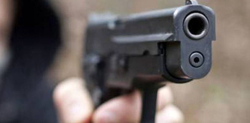 Parcheggiano male un furgone, residente li minaccia con una pistola