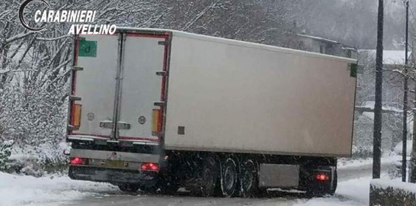 Camionista sorpreso dalla bufera, perde i sensi mentre monta le catene