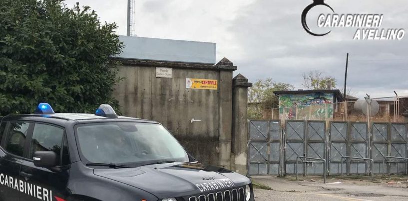 Lancia una bottiglia di vetro ai calciatori del ‘Grotta 1984’: tifoso nei guai