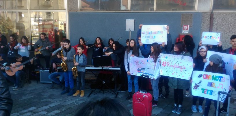 Un flash mob per Borgo Ferrovia, i bambini: “Salviamo la scuola”