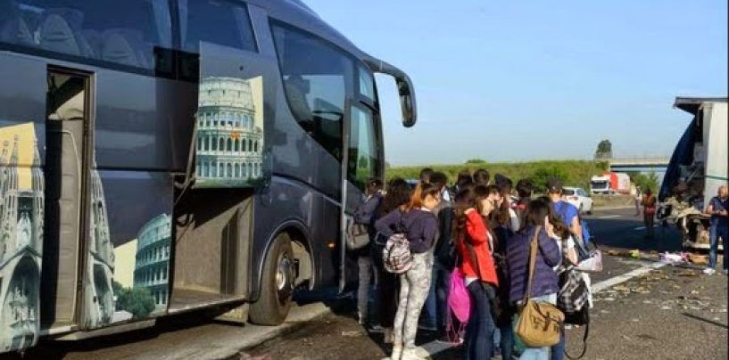 In gita scolastica con autista non in regola, la Stradale sospende ditta di autobus