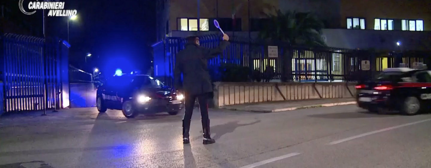 Raid notturno al cimitero di Avellino: ladri rubano 40 vasi portafiori e danneggiano lapidi