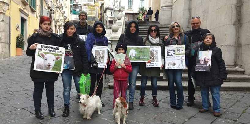 “No al massacro pasquale degli agnelli”: volantinaggio a Salerno