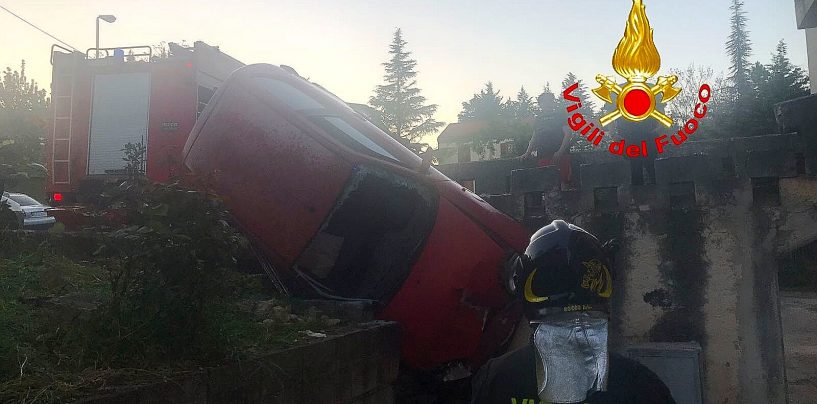 Si ribalta con l’auto e resta in bilico su un muro: trasportata in ospedale
