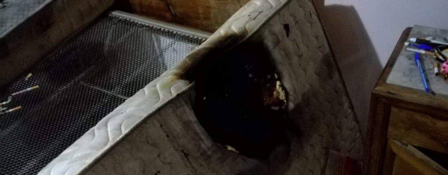 Sigaretta non spenta incendia il materasso: pensionata salvata dalle fiamme dai Carabinieri