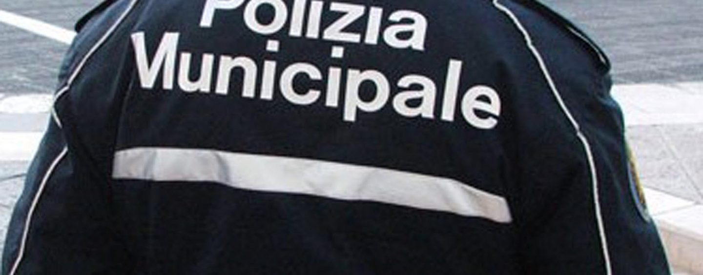 Abbandona rifiuti lungo una strada comunale: sanzionato e costretto a ripulire l’area