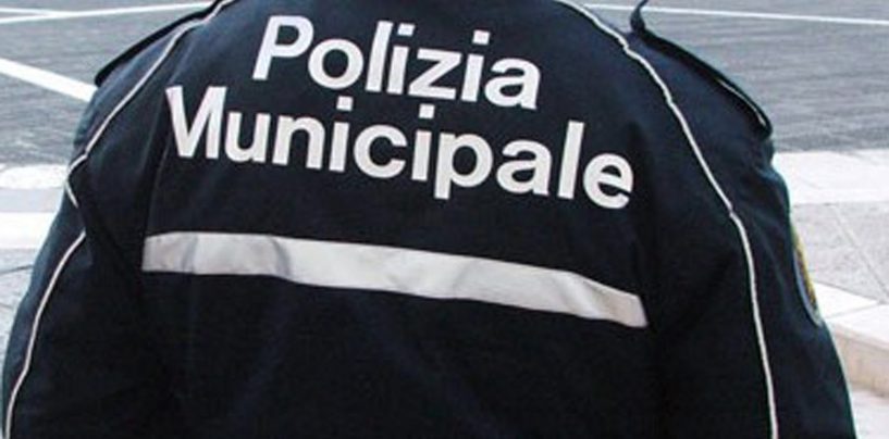 Abbandona rifiuti lungo una strada comunale: sanzionato e costretto a ripulire l’area