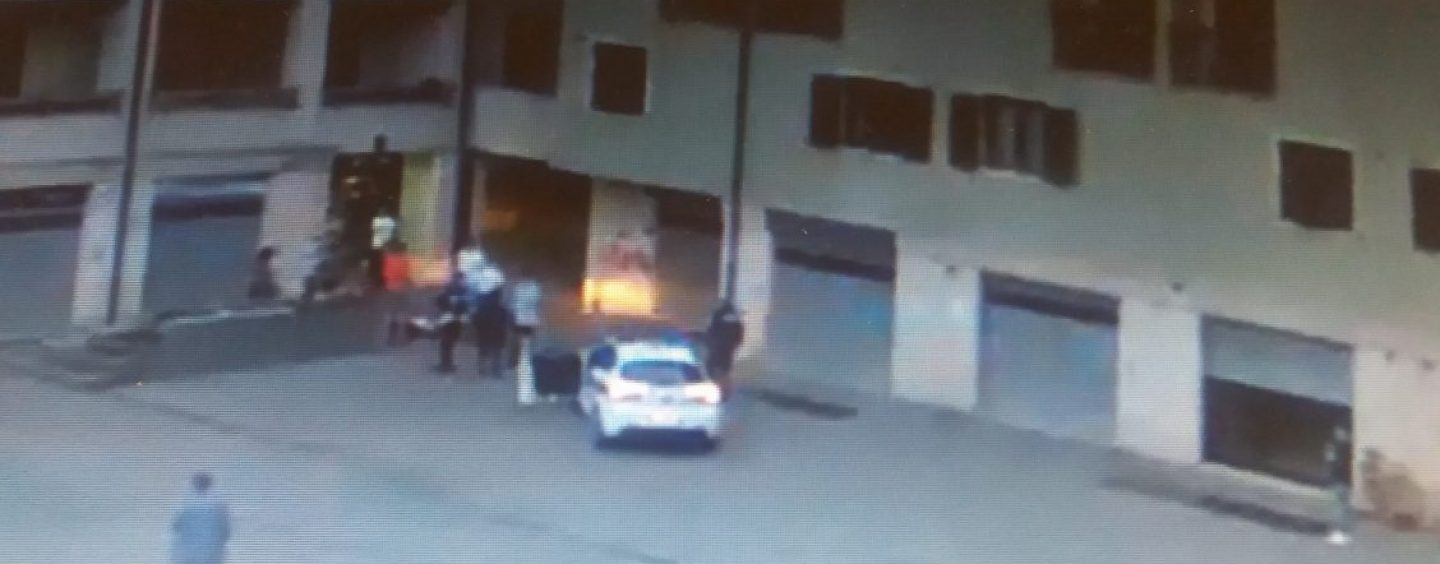 Un’avance di troppo e scoppia la lite a Piazza del Popolo: anziano ubriaco colpito con un pugno