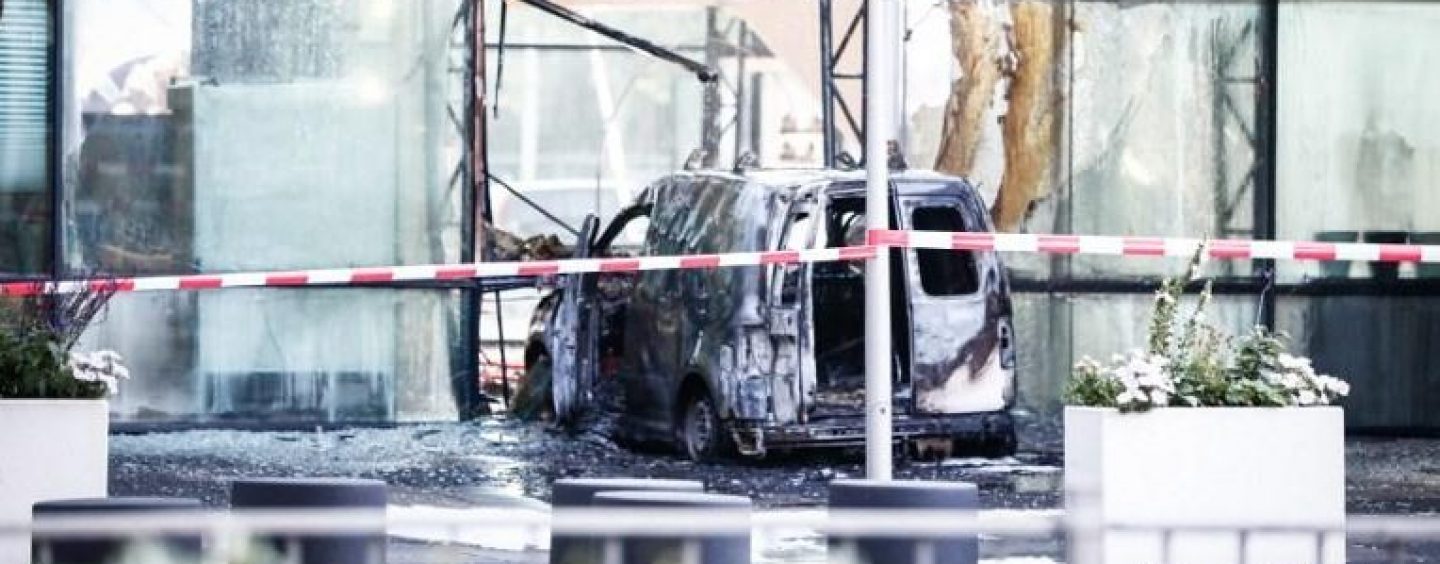 Panico ad Amsterdam, furgone contro sede De Telegraaf. Il primo ministro: “Schiaffo alla libertà di stampa”