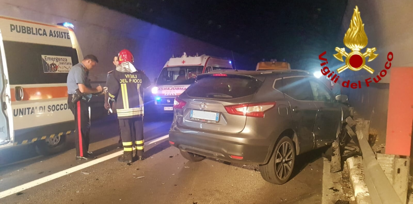 Scontro tra due auto in galleria: tre feriti e traffico bloccato