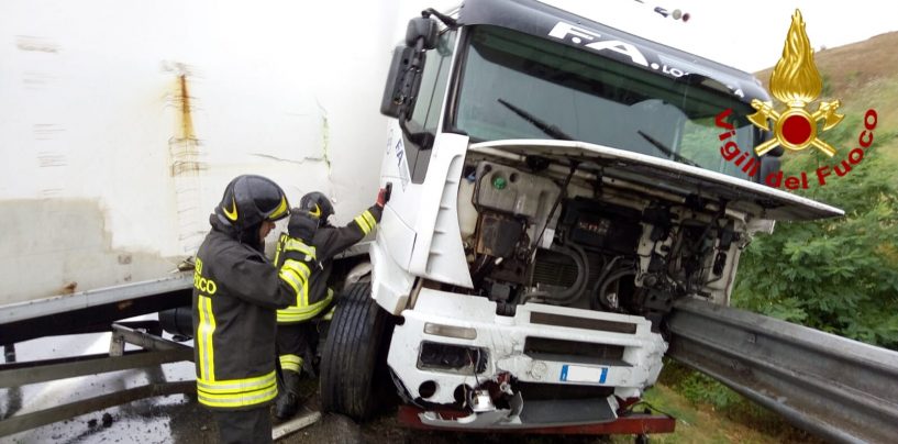 FOTO/ Incidente sull’A16, tir sbanda e perde carburante. Il conducente finisce in ospedale