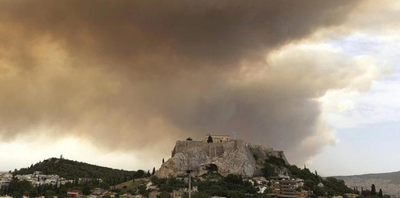 Grecia avvolta dalla fiamme: più di cinquanta vittime, tra cui un membro della Croce Rossa
