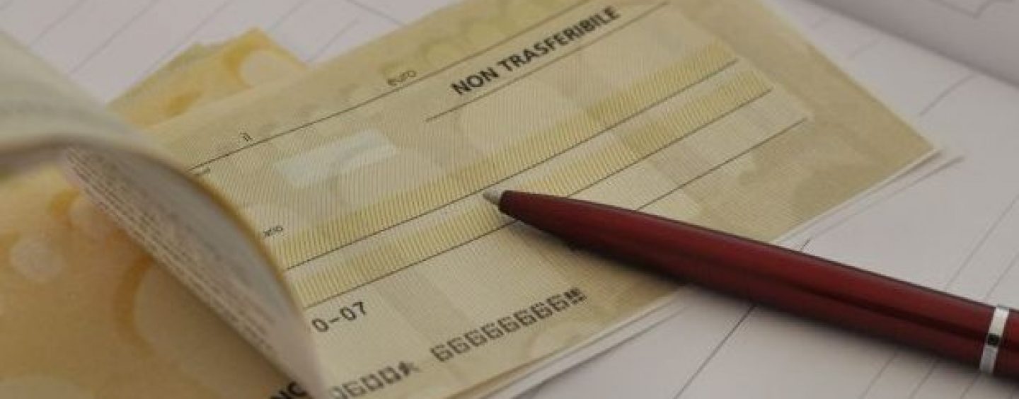 Altera i dati e incassa l’assegno destinato alla parrocchia di Nusco, nei guai 50enne