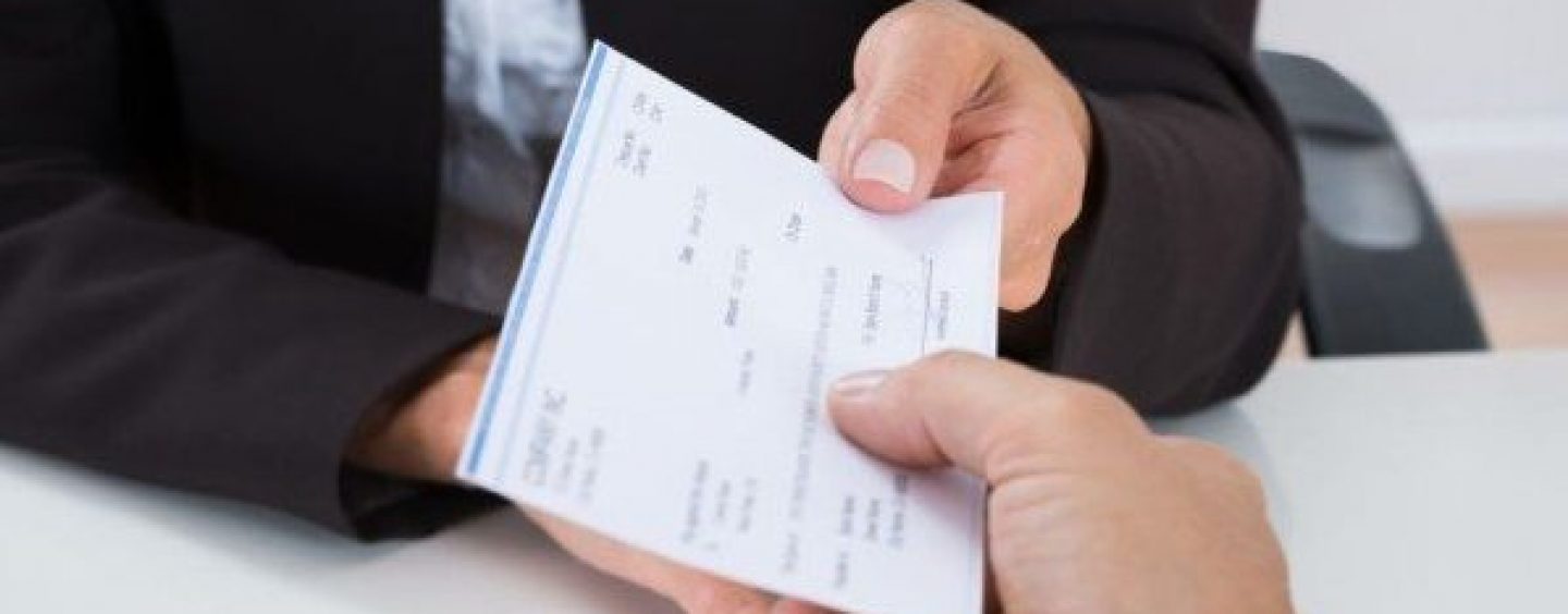 Incassa un assegno di 850 euro destinato ad un’altra persona deferita