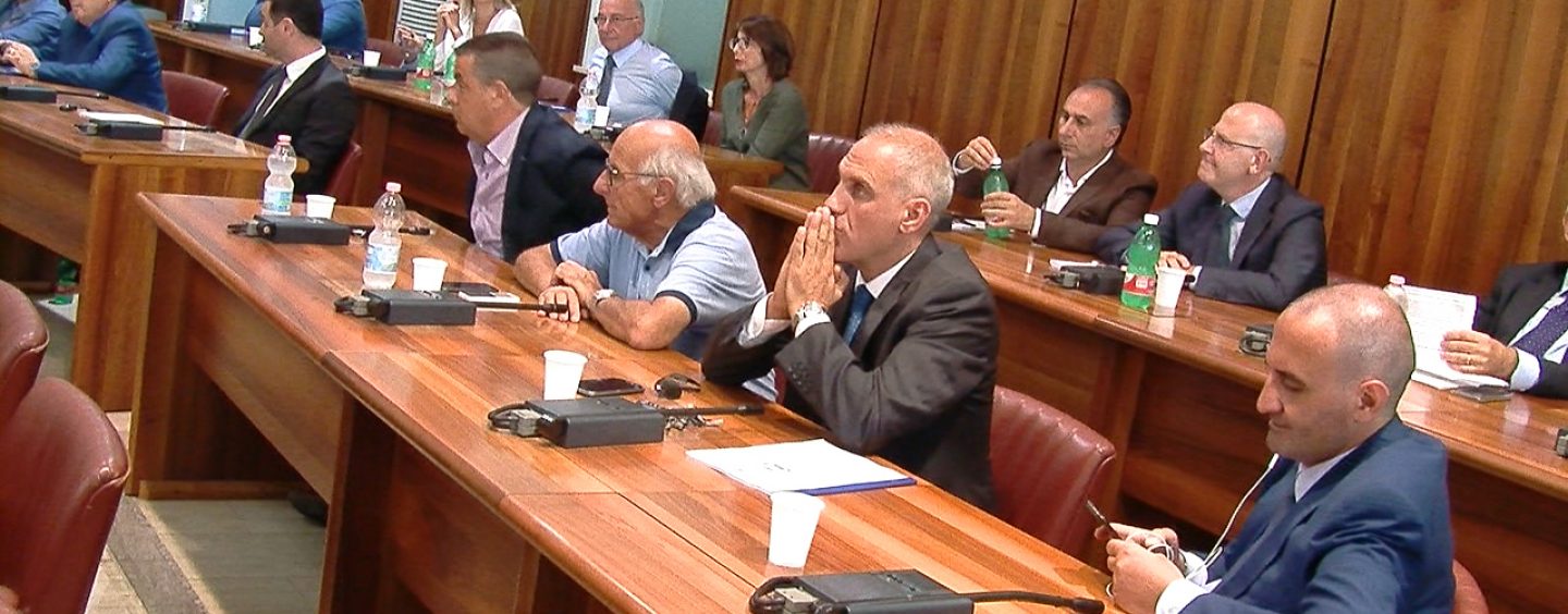 Consiglio: sarà scontro tra ricorso al Tar e linee programmatiche. E il malumore è trasversale
