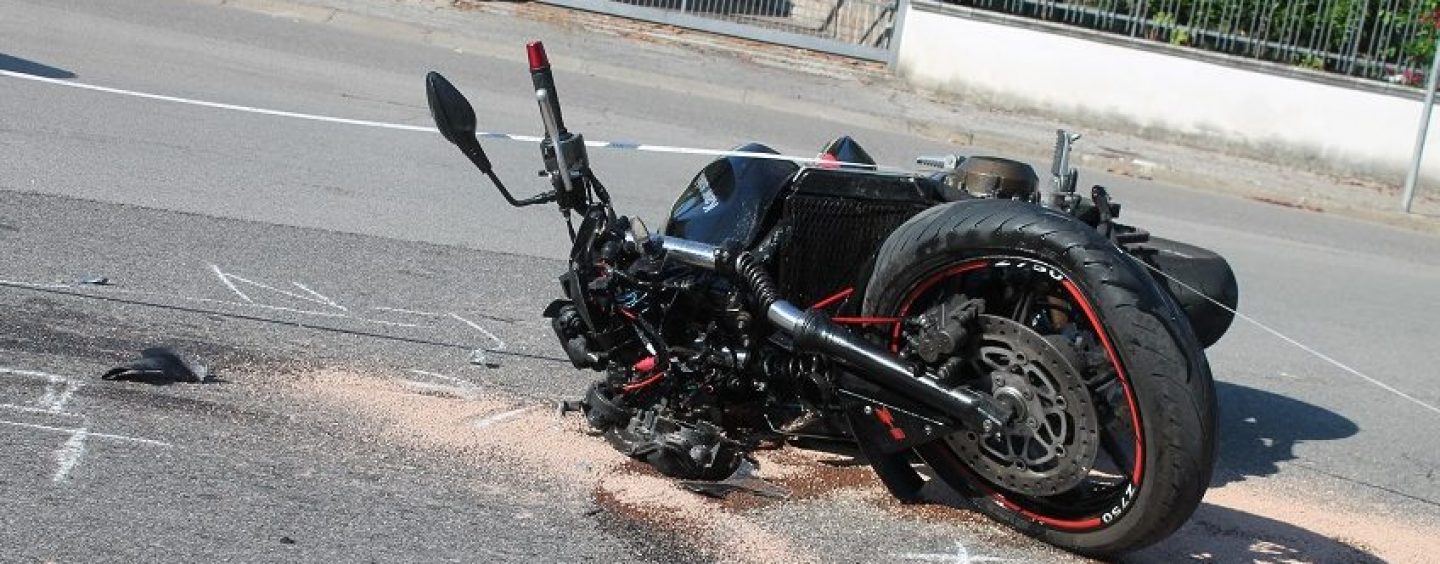 Doppia beffa per un centauro: coinvolto in un incidente, viene trovato senza patente