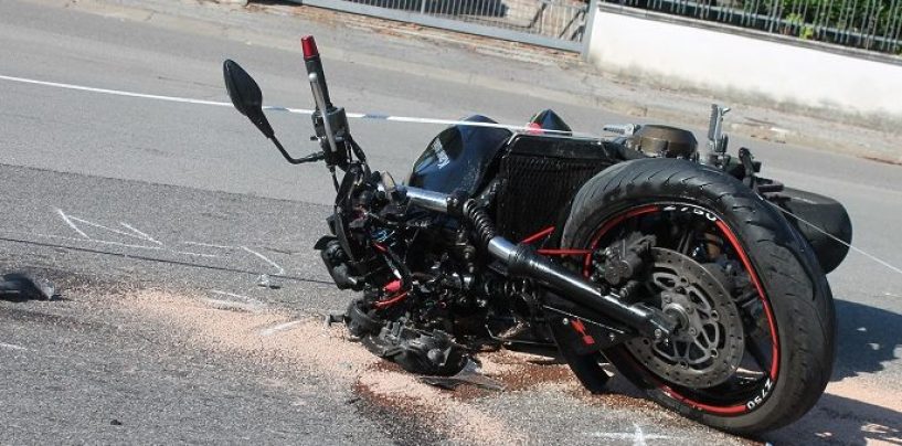 Doppia beffa per un centauro: coinvolto in un incidente, viene trovato senza patente