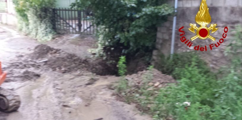 Bomba d’acqua sull’Irpinia: strade chiuse in città, a Tufo esonda un torrente