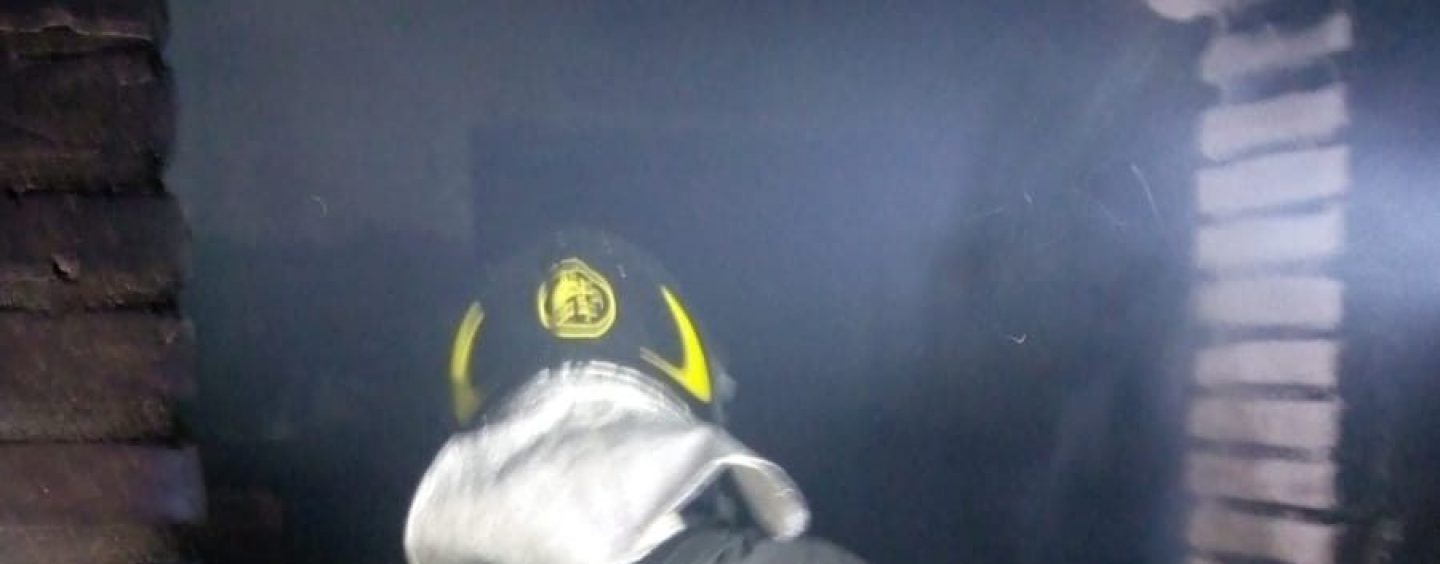 Vede la propria abitazione prendere fuoco e si rifugia ai piani superiori: salvata dai caschi rossi