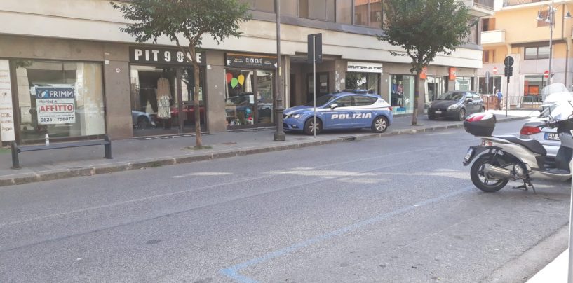 Aggressione in centro, la Polizia blocca l’uomo dopo un inseguimento
