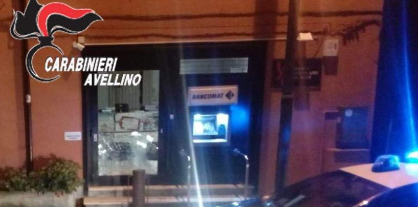 Tentano di forzare un bancomat, arriva la polizia e scappano